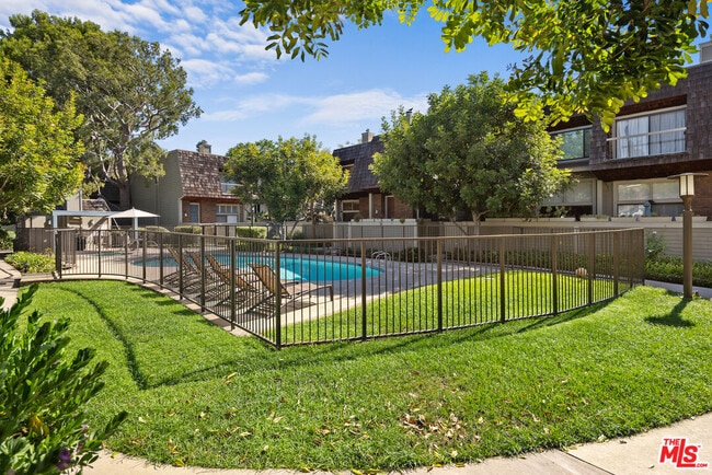 Building Photo - 13360 Maxella Ave