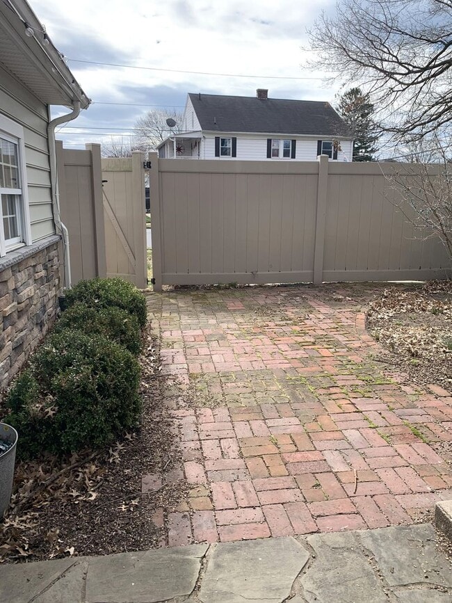 Building Photo - Charming 3-Bedroom Home on Spacious Corner...