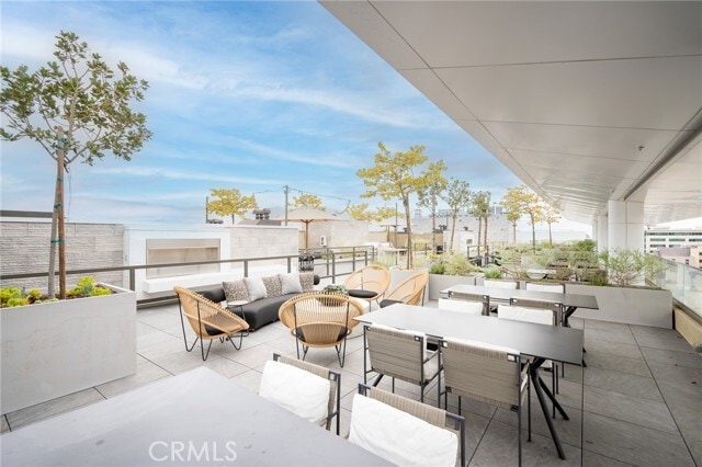 Building Photo - 709 E Walnut St