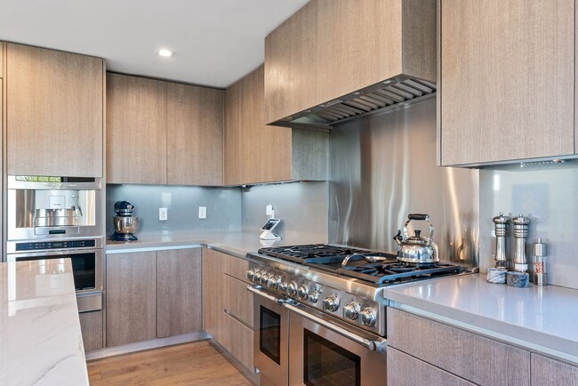 Building Photo - Prestigious Hollywood Hills Home for Rent