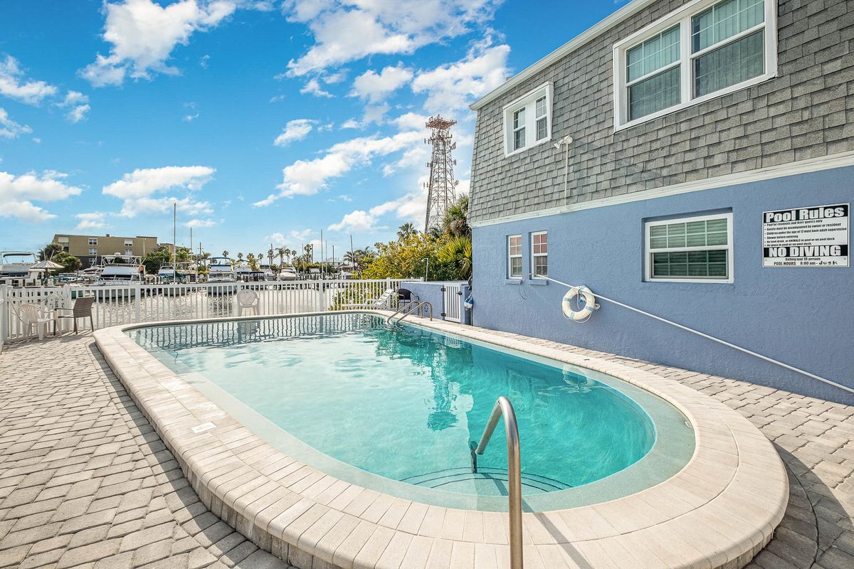 Building Photo - 390 W Cocoa Beach Causeway