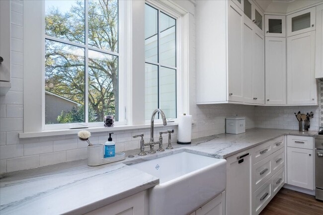 Building Photo - Fully Furnished Home In The Groves