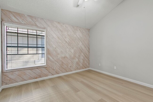 Building Photo - Remodeled Irvine Lakes Townhouse