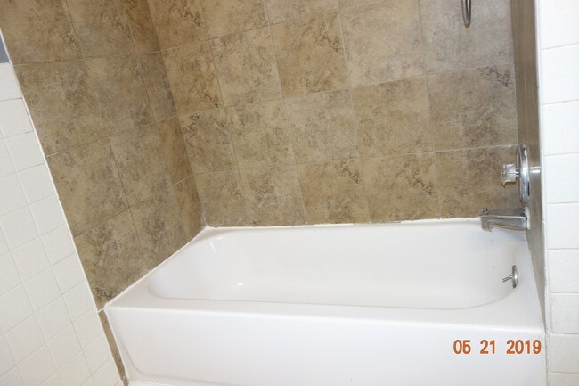 Building Photo - 300 Meadow Ct