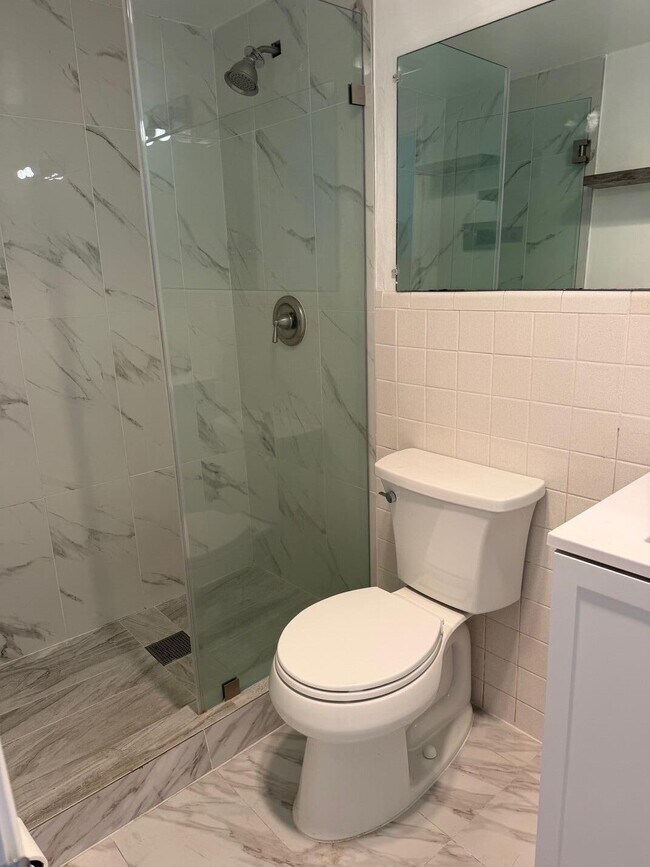 Building Photo - 1100 Pine Dr