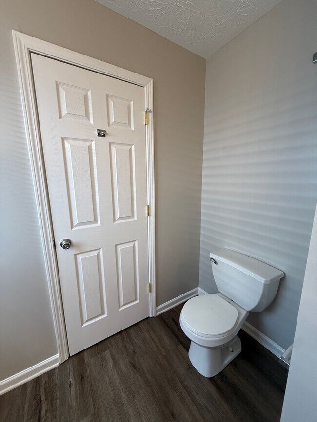 Building Photo - 3 Bedroom Available Now!