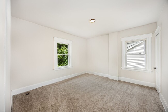 Building Photo - Move in by 3/15 for reduced rent special! Renovated 3 bedroom minutes from Hyde Park!