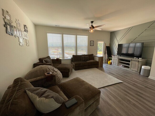 Building Photo - Huntington Pointe