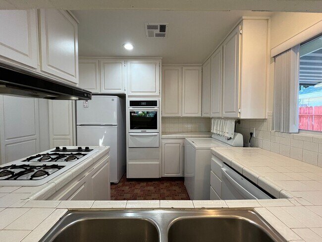 Building Photo - MOVE IN READY 3+2 home in Northridge w/RV access, appliances included + central HVAC!