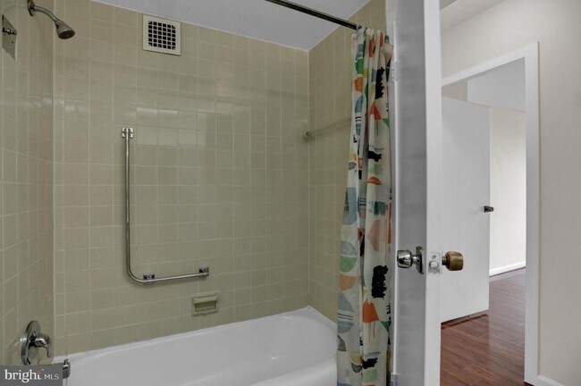 Building Photo - 4401 Roland Ave