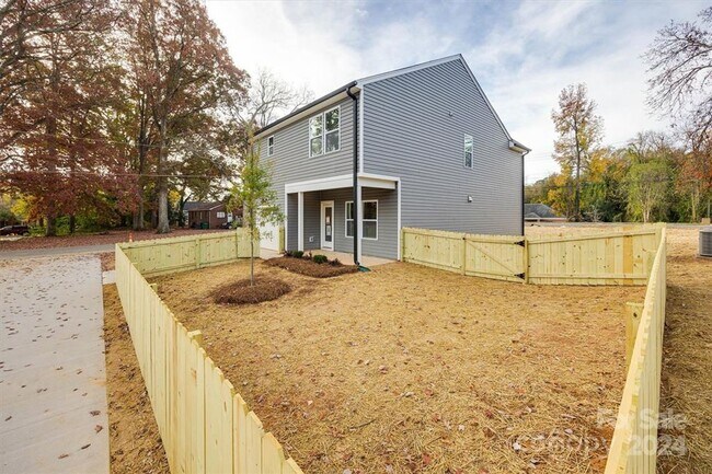 Building Photo - 1241 Eastway Dr