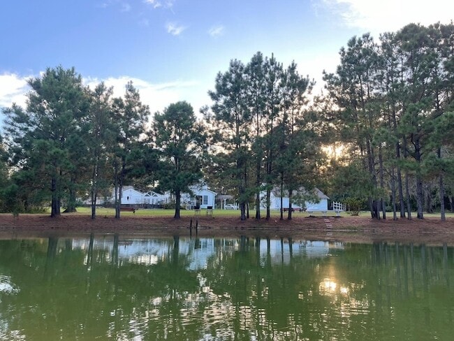 Building Photo - 8402 Matthews Ln