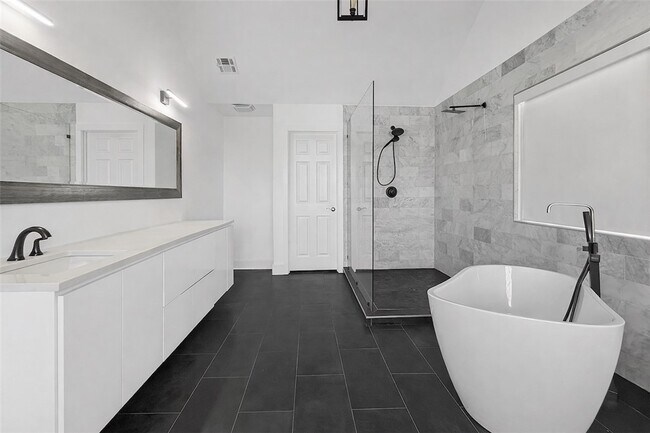 Building Photo - 110 SE G Ct