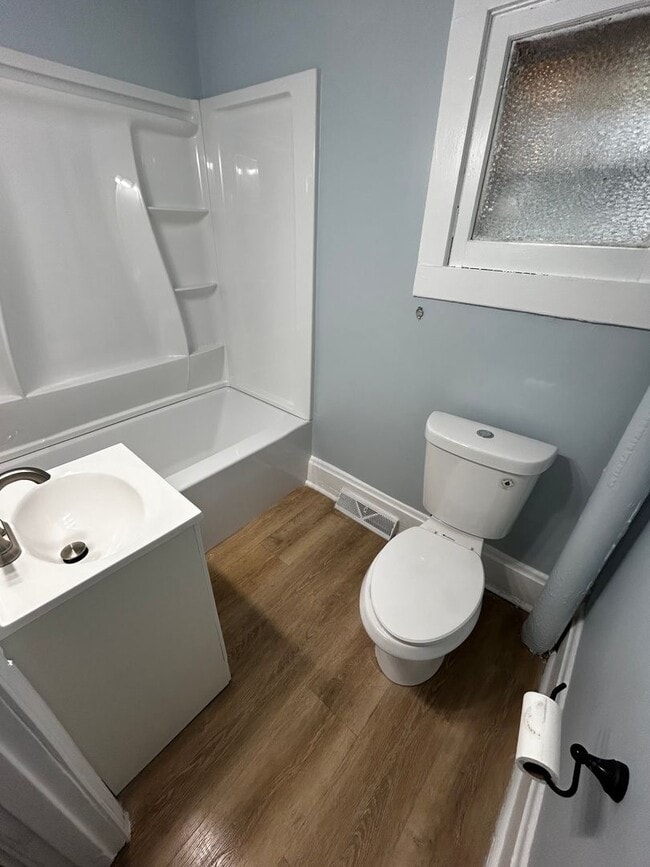 Building Photo - CUTE 2 BEDROOM HOUSE WITH LARGE BACKYARD IN HAMILTON!