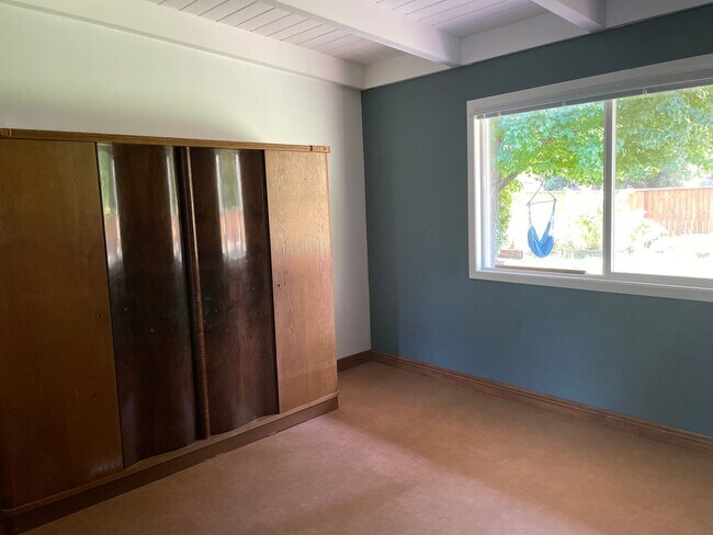 Building Photo - East Medford 3 Bedroom 2 Bathroom