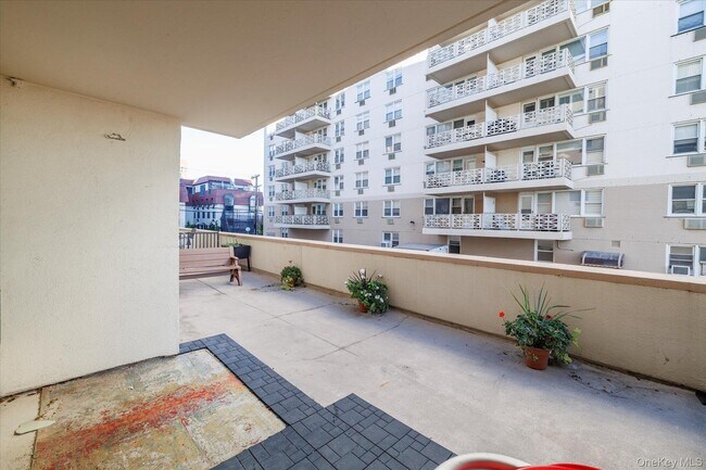 Building Photo - 420 Shore Rd