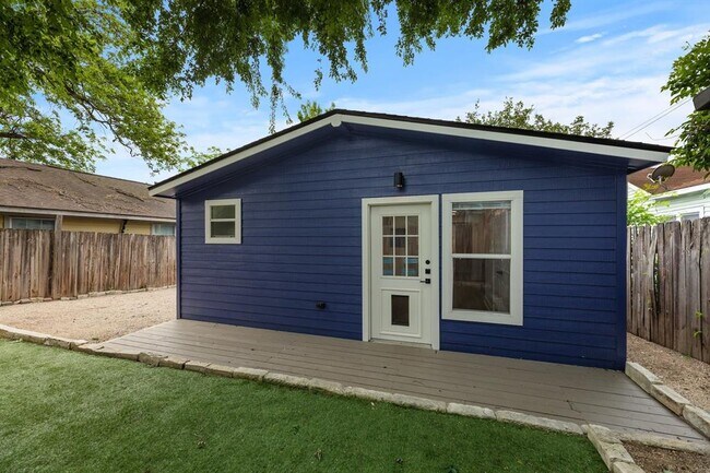 Building Photo - 2208 Santa Rita St