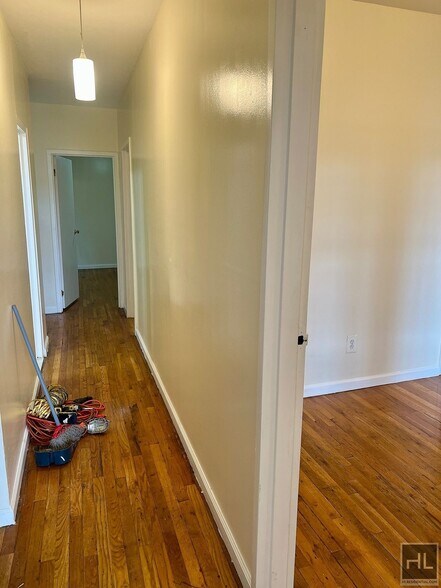 Building Photo - 4BR 1BA Historic Mixed Use Loft w/ Massive...