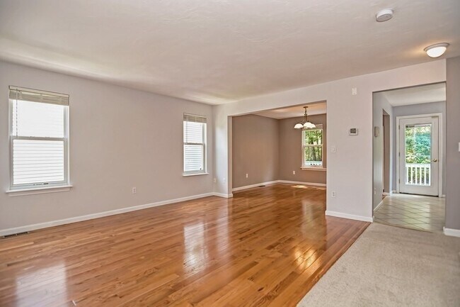 Building Photo - 35 Lilac Cir