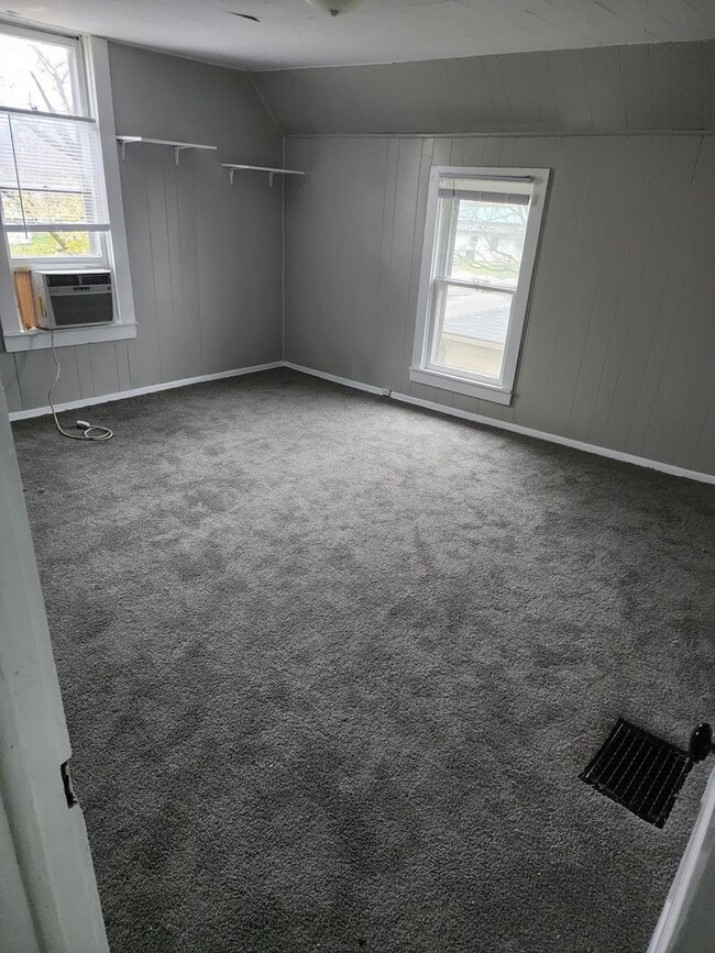 Building Photo - Fully Renovated Spacious 2 Bedroom and 2 B...