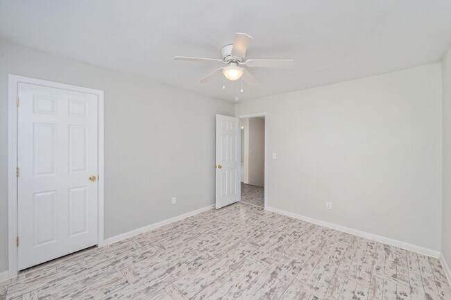 Building Photo - 242 Wainwright Dr