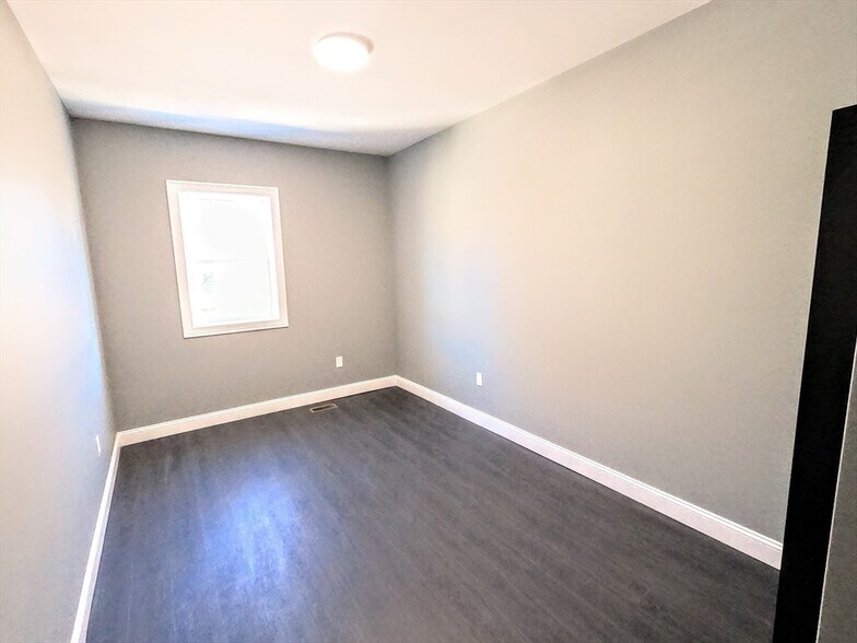 Building Photo - 2 Sunnyside St