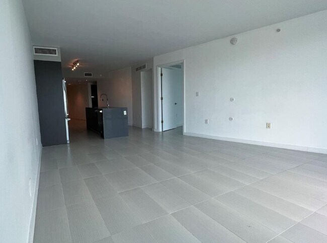Building Photo - 9821 E Bay Harbor Dr