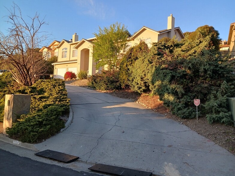 Building Photo - 10072 Roseview Dr
