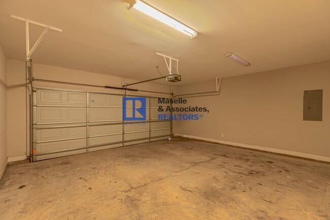 Building Photo - Beautiful 4 bedroom, 2 bathroom house in B...