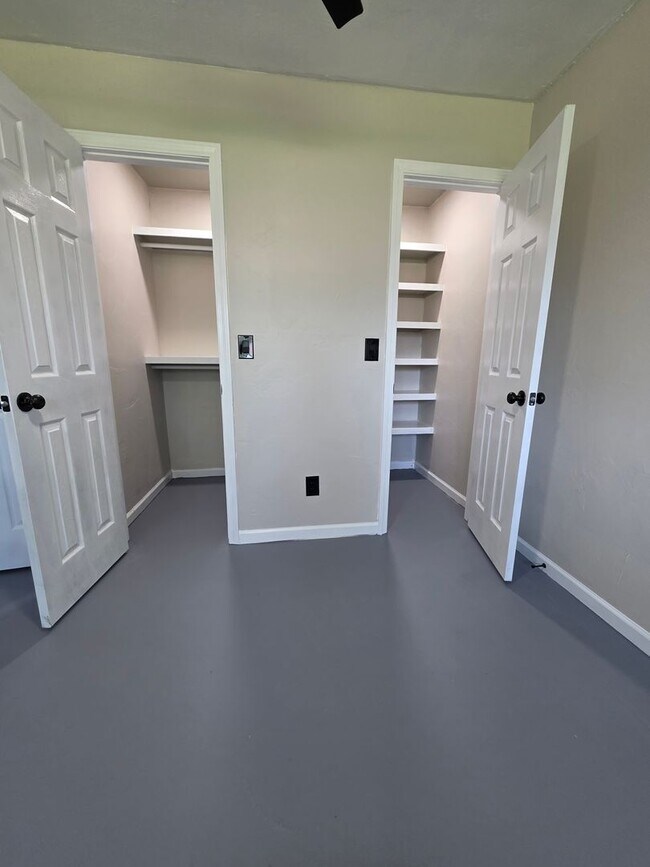 Building Photo - Large 3 bedroom in Bethany