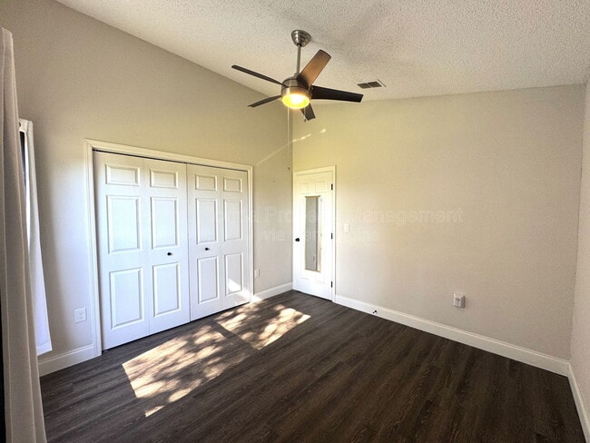 Building Photo - 402 Lark Ct