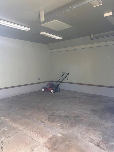 Building Photo - 15161 Sprenger Ave