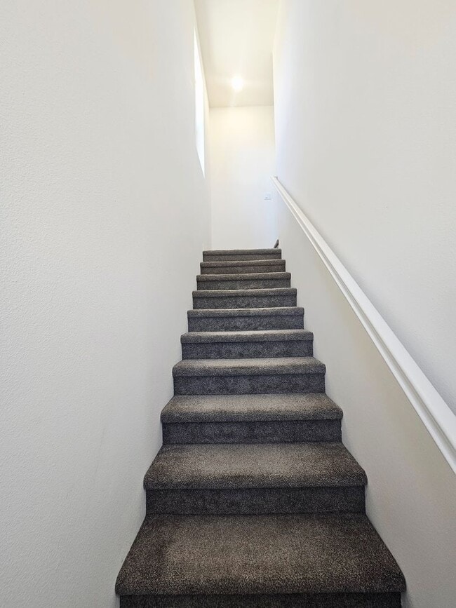 Building Photo - Gorgeous Stand Alone Town Home / Rolling Hills Golf Club is your Back Yard