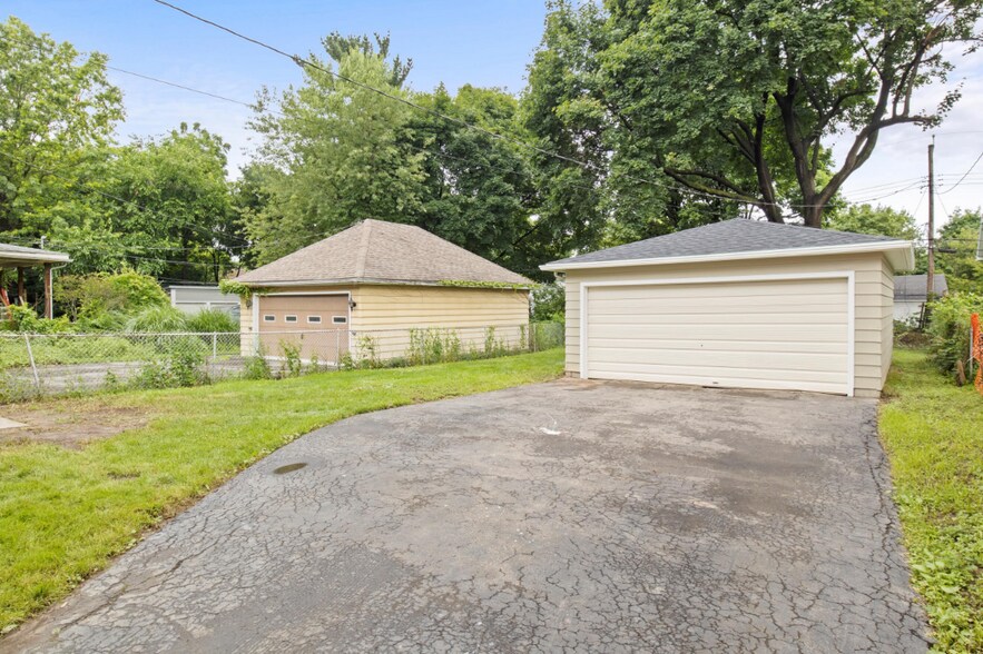 2 car garage - 44 Westchester Ave