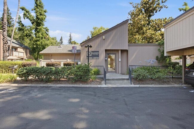 Building Photo - 536 Woodside Oaks