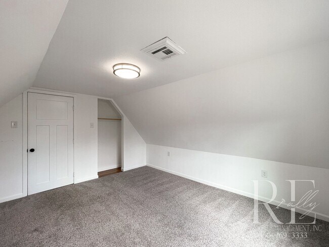 Building Photo - 3BR Bremerton Home with Vintage Charm & Mo...