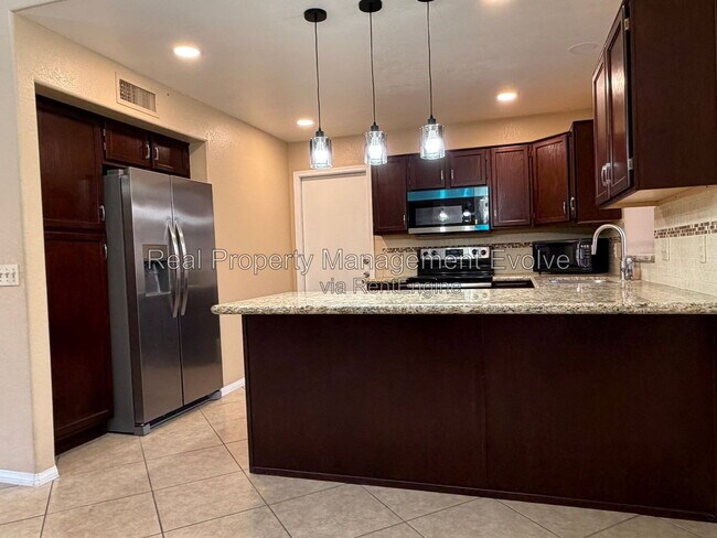 Building Photo - 7568 W Kerry Ln
