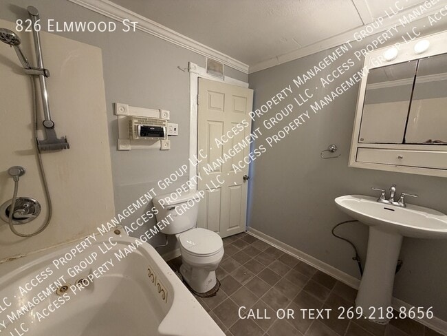 Building Photo - 826 Elmwood St