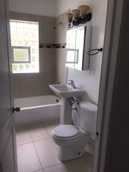 Building Photo - 3104 W Ainslie St