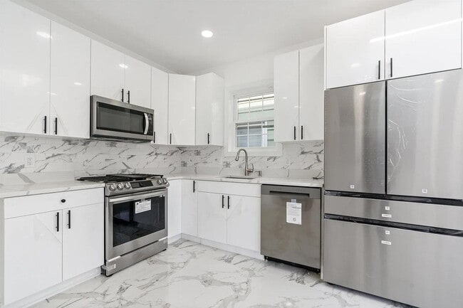 Building Photo - 133 W 4TH St