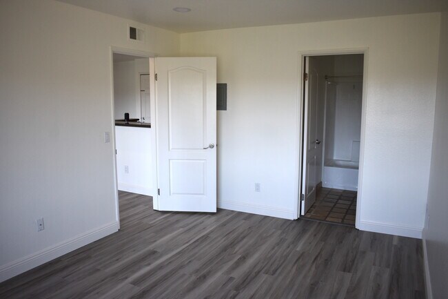 Master Bedroom - 7120 Shoreline Dr