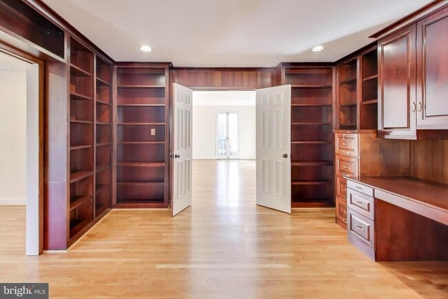 Building Photo - 4001 N Ridgeview Rd