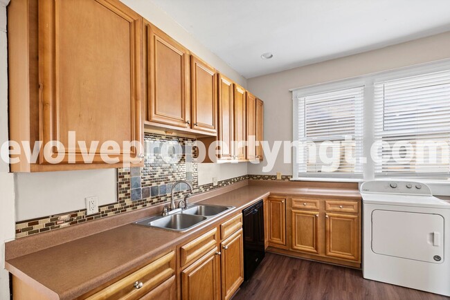 Building Photo - 246 N Watkins St