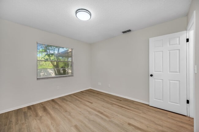 Building Photo - Renovated Apartment in the Heart of Carollwood