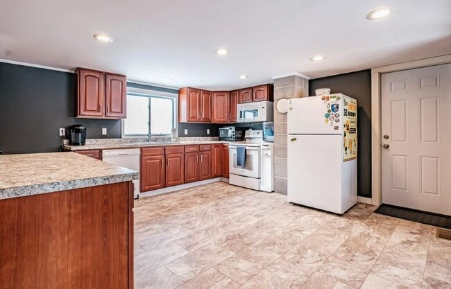 Building Photo - 131 W Bethel Rd