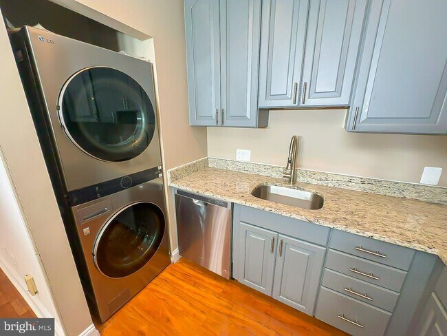 Building Photo - 6 Monroe St