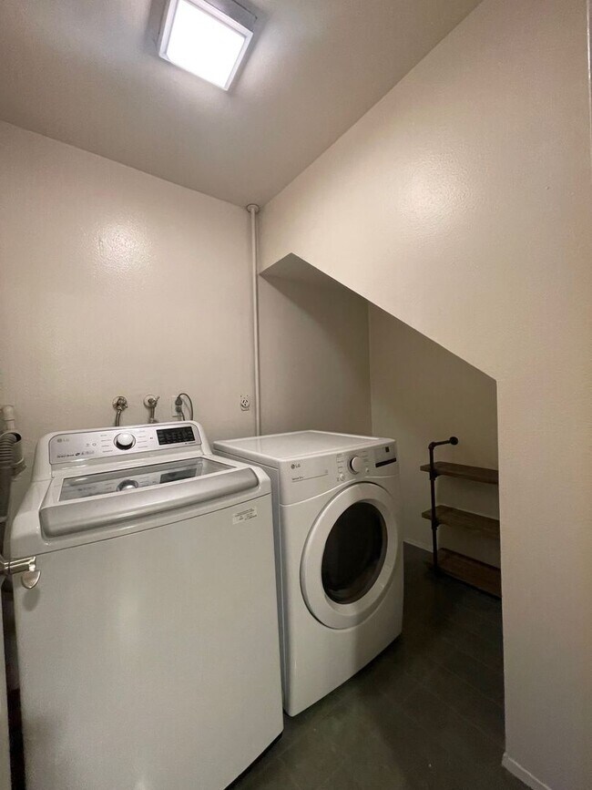 Building Photo - 3 bedroom 2 1/2 bath Townhome with Office ...