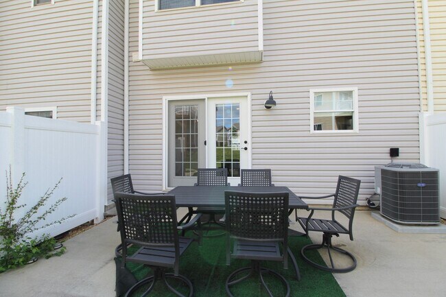 Building Photo - New construction 4 bed 3.5 bath townhome!
