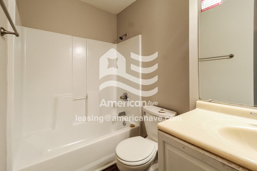 Building Photo - 425 Petunia Ave