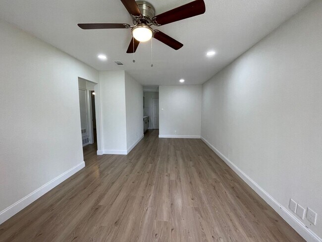 Building Photo - Hosak 208